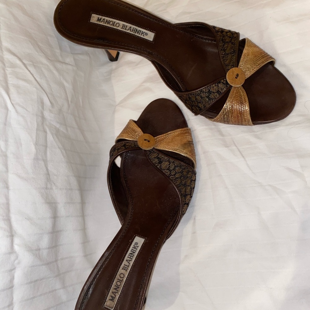 MANOLO BLAHNIK kitten heels